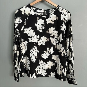 Maurices Black and Cream Flower Blouse with‎ keyhole back. XS